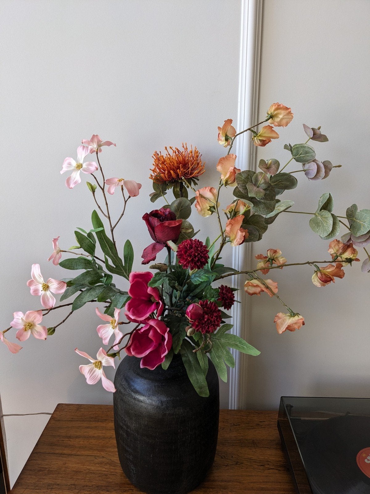 Zwarte vaas met prachtig boeket van kunstbloem, Ophalen, Overige materialen, Zwart, Zo goed als nieuw