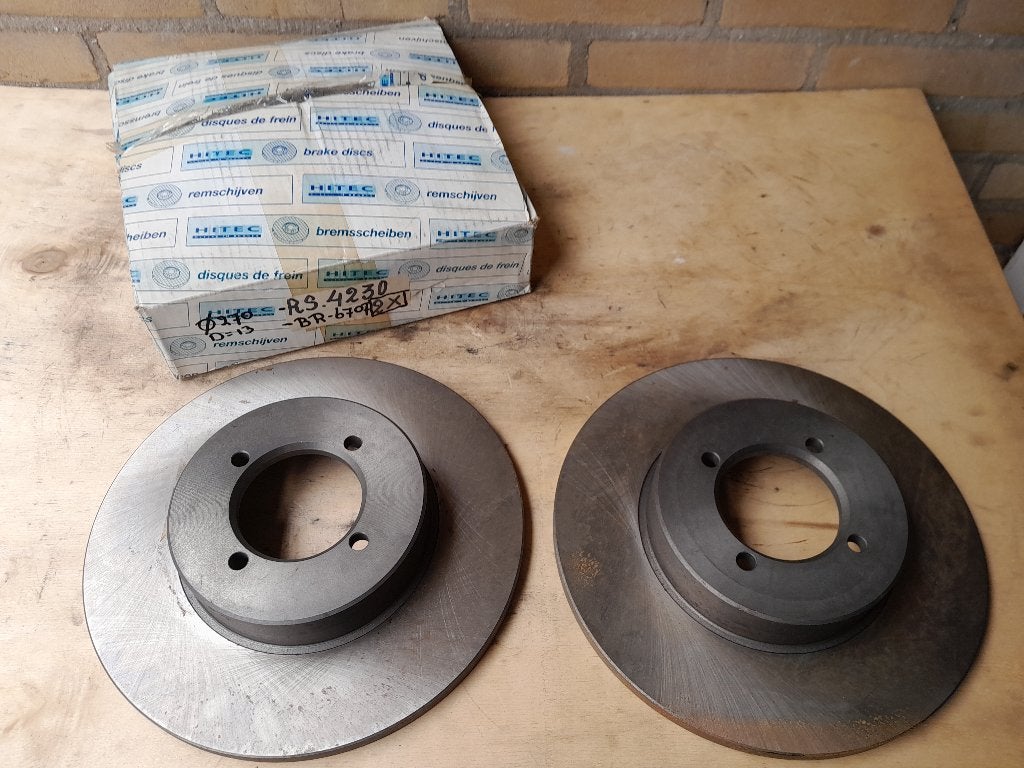 SET REMSCHIJVEN - NIEUW - NISSAN LAUREL C230 + 2.4 Motor, Auto-onderdelen, Verzenden, Nieuw, Nissan