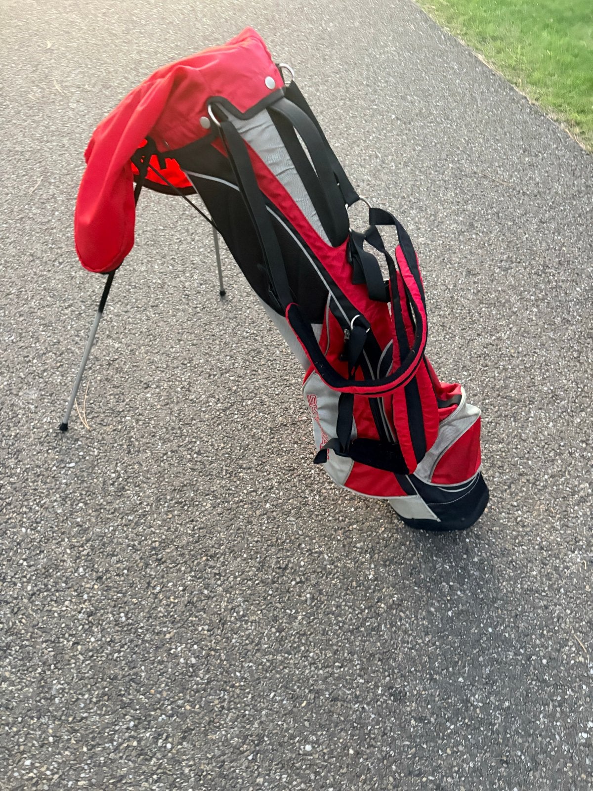 Skymax Golftas - Rood/Zwart/Grijs met standaard, Sport en Fitness, Ophalen, Gebruikt, Tas, Overige merken