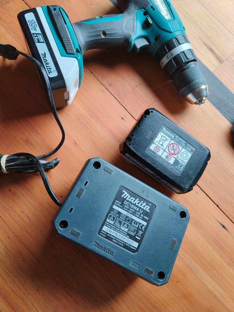 Makita Boor- en Schroefmachine met 2 accu's en lader, Ophalen, Gebruikt, Minder dan 400 watt, Boor- en Schroefmachine