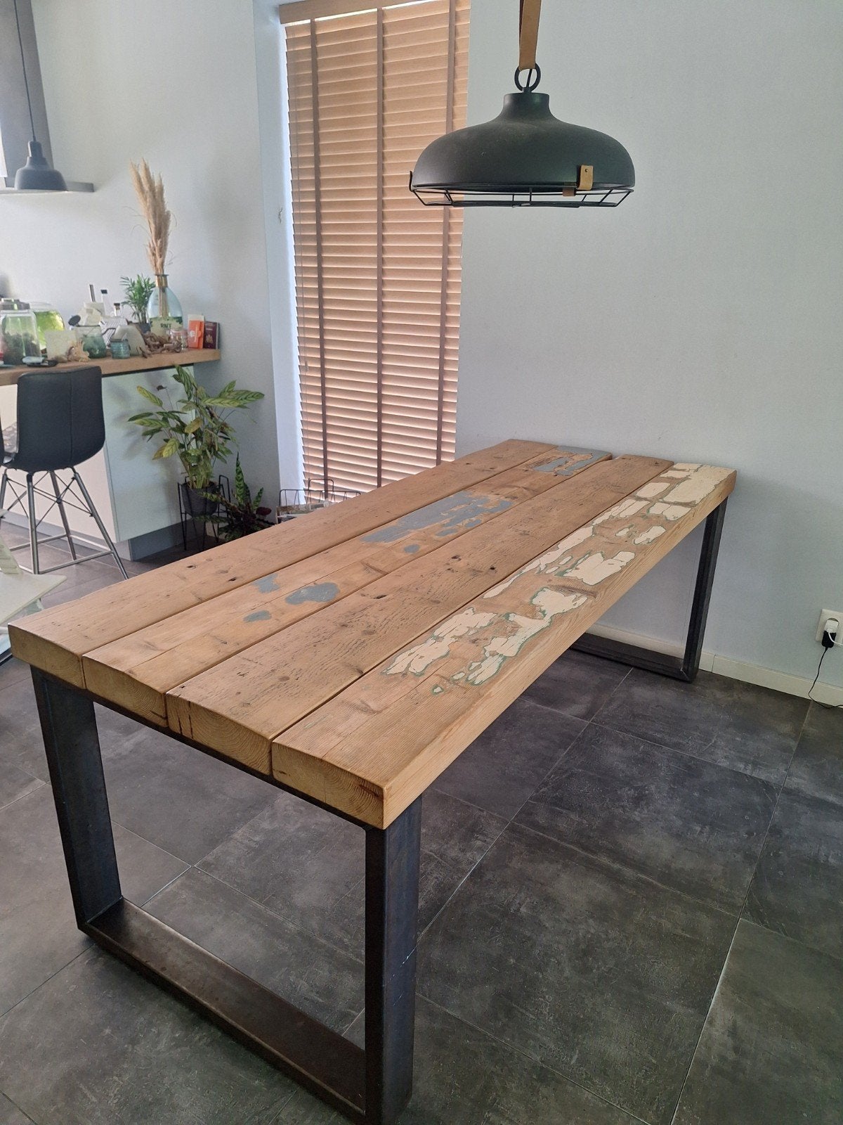 Robuuste eettafel van gerecycled hout en metaal, Gebruikt, 200 cm of meer, Industrieel, Landelijk, Rustiek, Vier personen