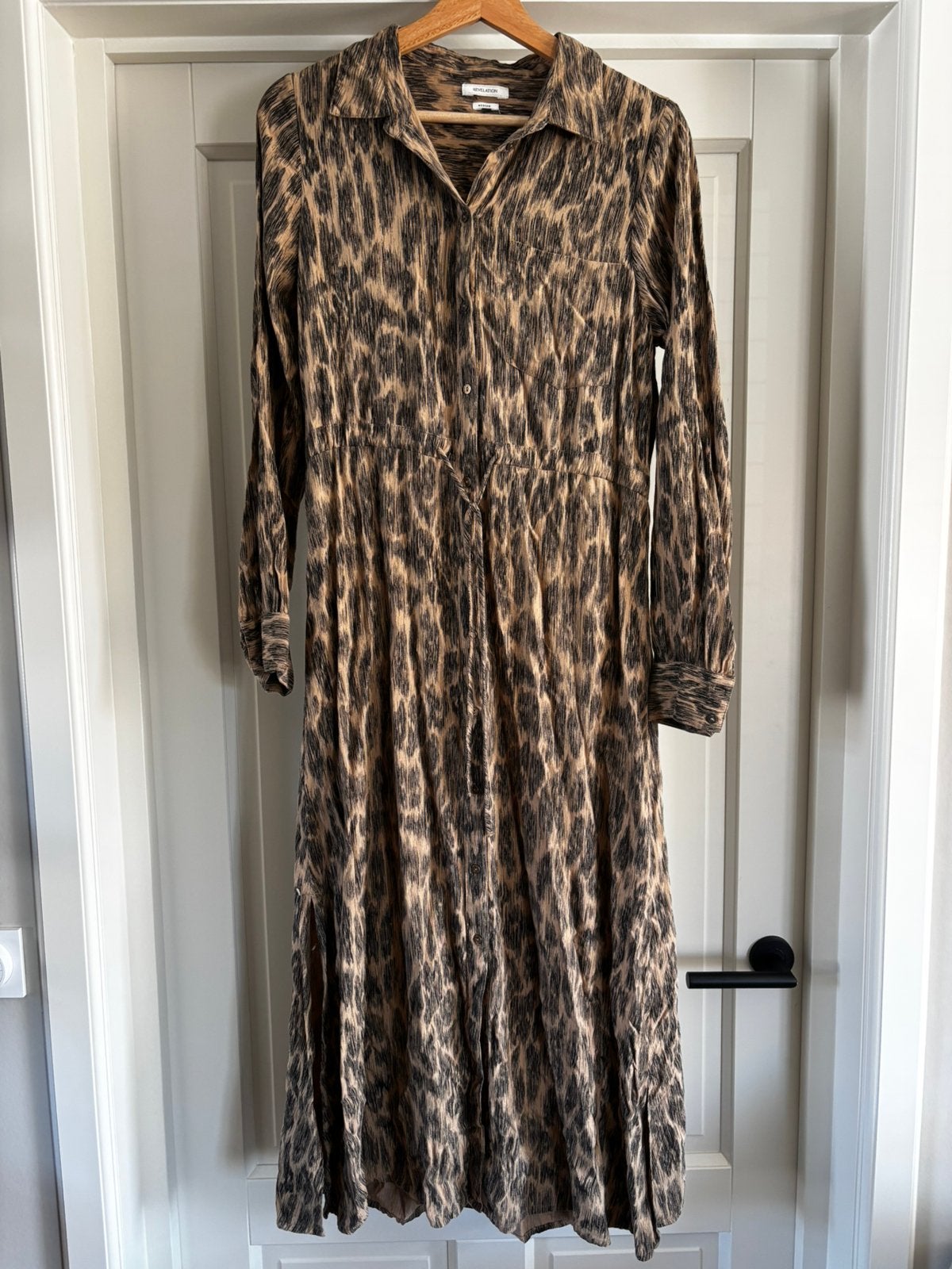 > Leuke jurk, Revelation!, Kleding | Dames, Jurken, Zo goed als nieuw, Maat 38/40 (M), Bruin, Onder de knie, Ophalen of Verzenden