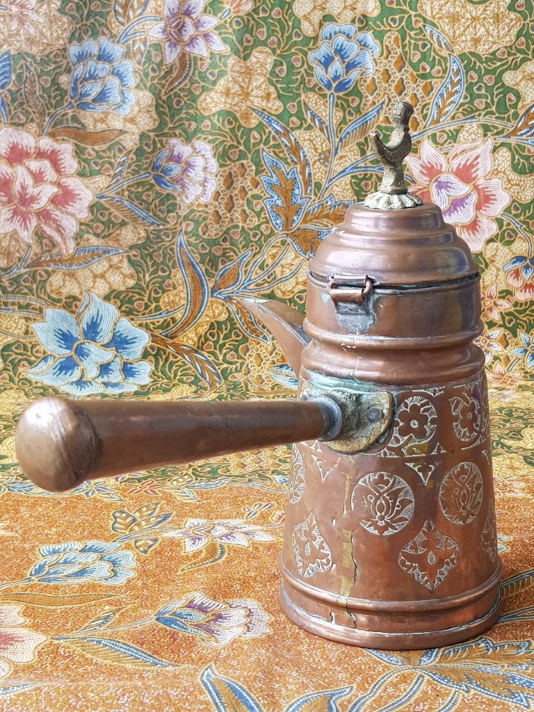 Mooie antieke Arabische koffiepot van bewerkt koper 19,5 cm., Antiek en Kunst, Ophalen of Verzenden, Koper