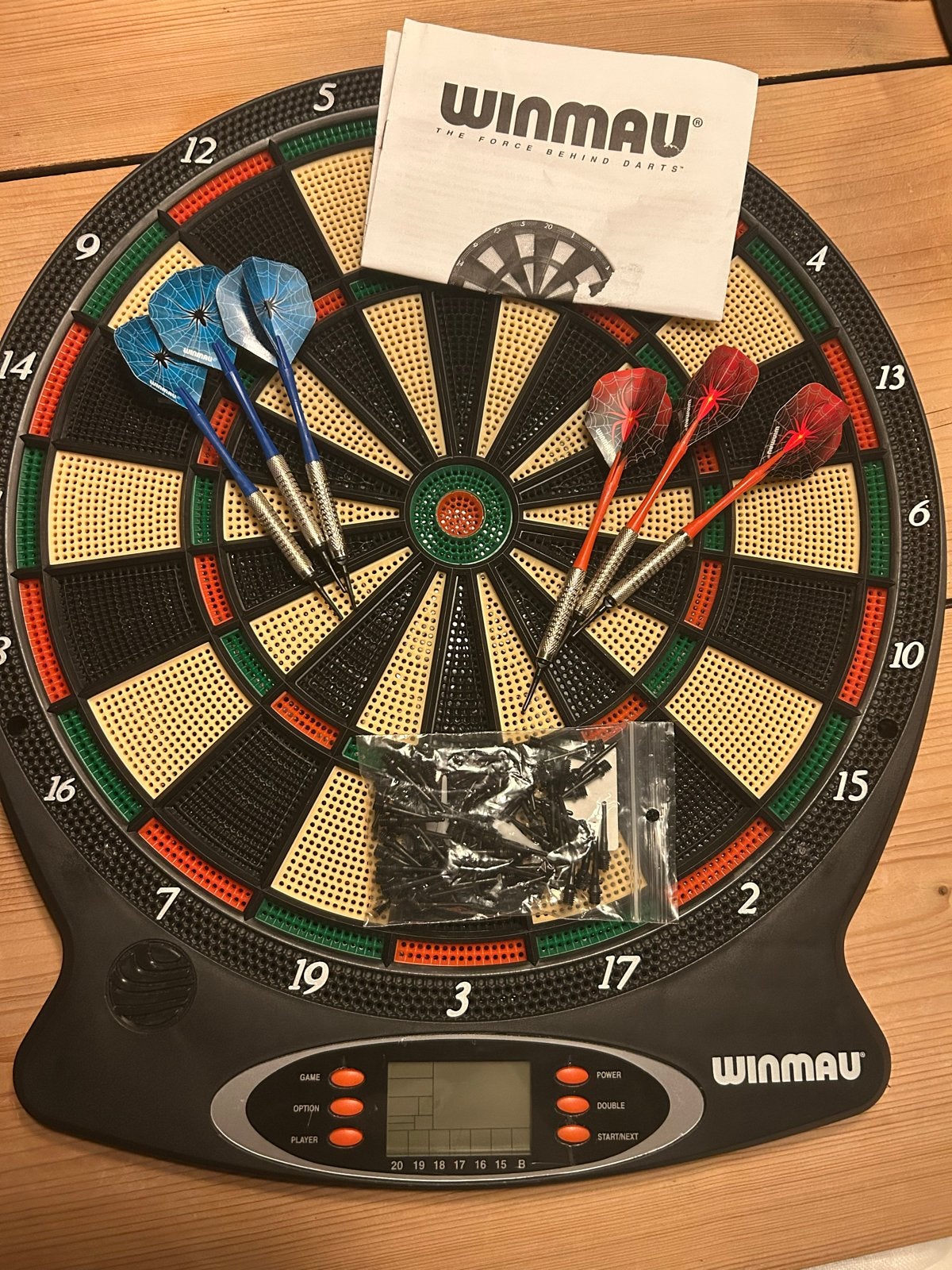 Winmau Elektronisch Dartbord met Pijlen en Extra Tips, Ophalen of Verzenden, Zo goed als nieuw, Dartbord met pijlen, Elektronisch
