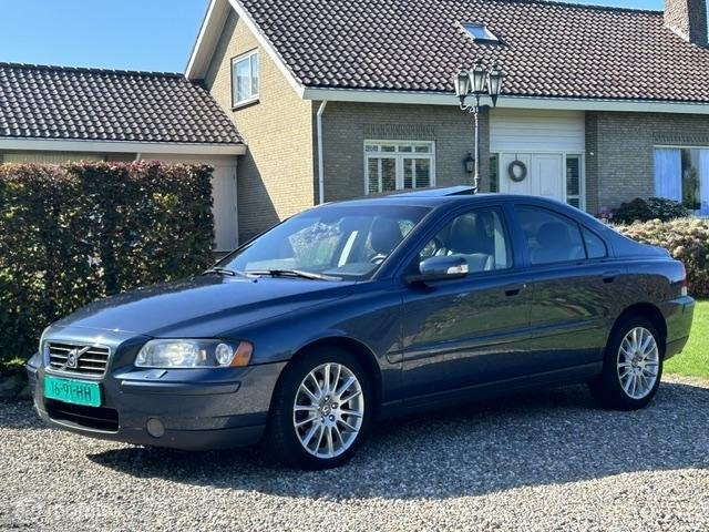 Volvo S60 2.4D 6 SPEED/SCHUIFDAK/XENON/LEDER, Voorwielaandrijving, 15 km/l, Gebruikt, Blauw