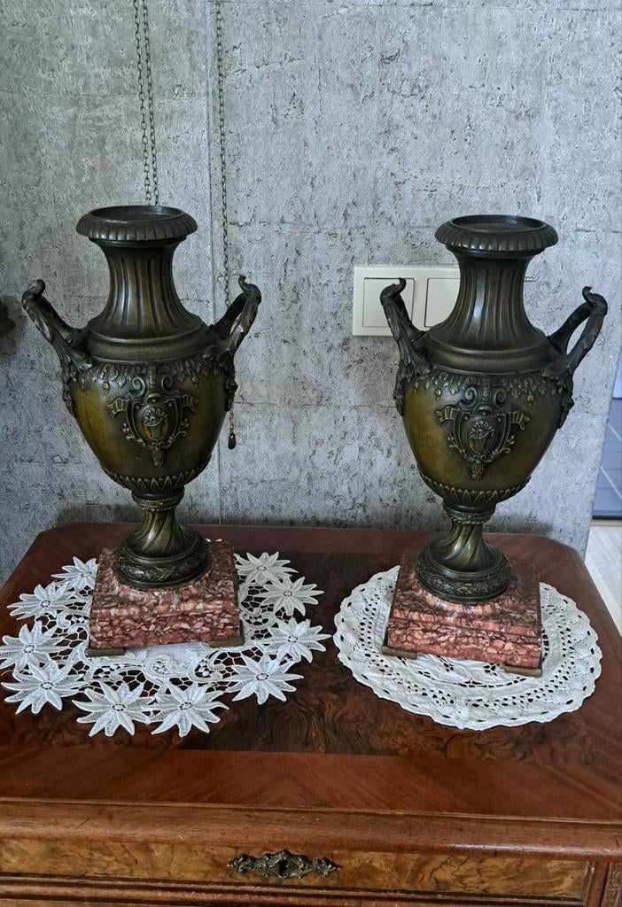 Antieke bronzen vazen op marmeren sokkel - Set van 2, Ophalen of Verzenden