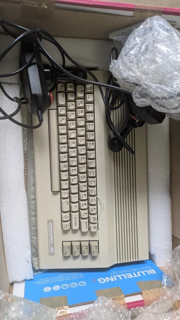 Commodore 64 met joysticks - Vintage computer, Computers en Software, Ophalen of Verzenden, Commodore