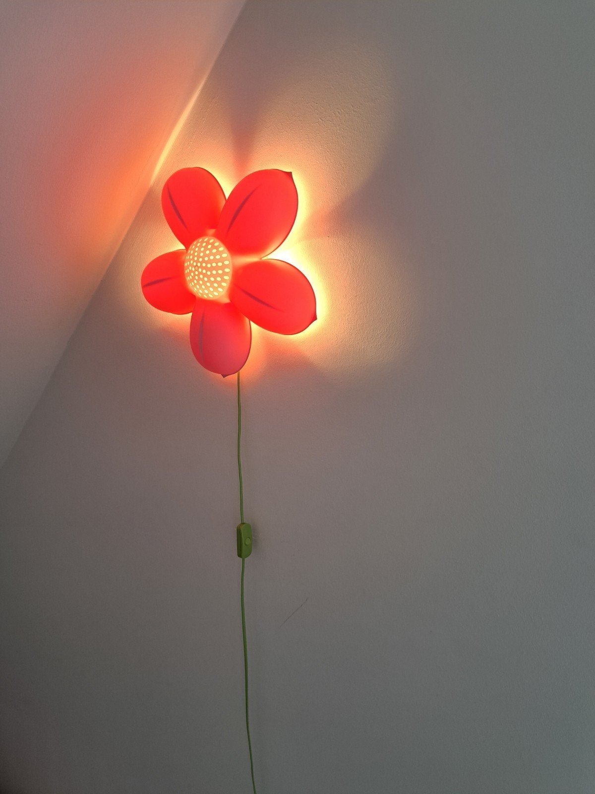 Roze IKEA Smila Blomma wandlamp voor kinderkamer, Ophalen of Verzenden, Gebruikt, Kunststof