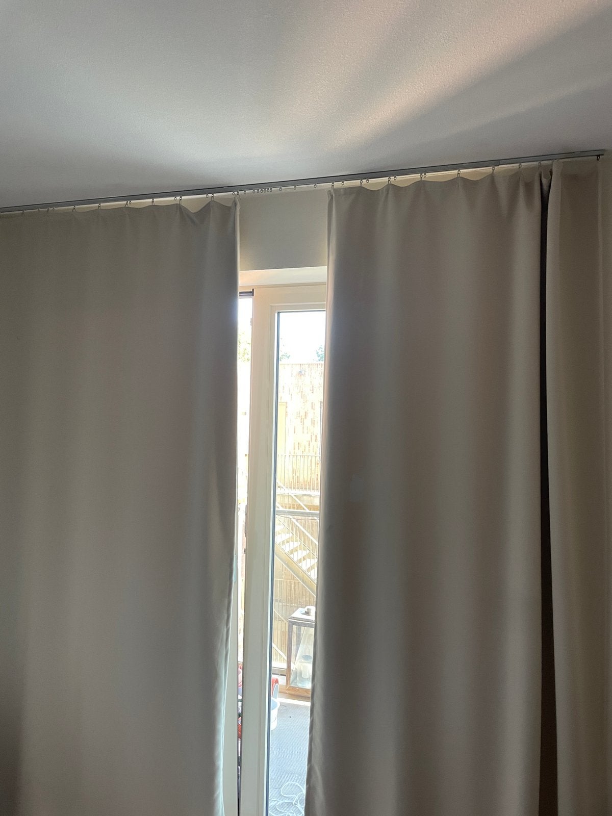 3 beige/creme gordijnen + uitschuifrails, Ophalen of Verzenden, Gebruikt, Beige