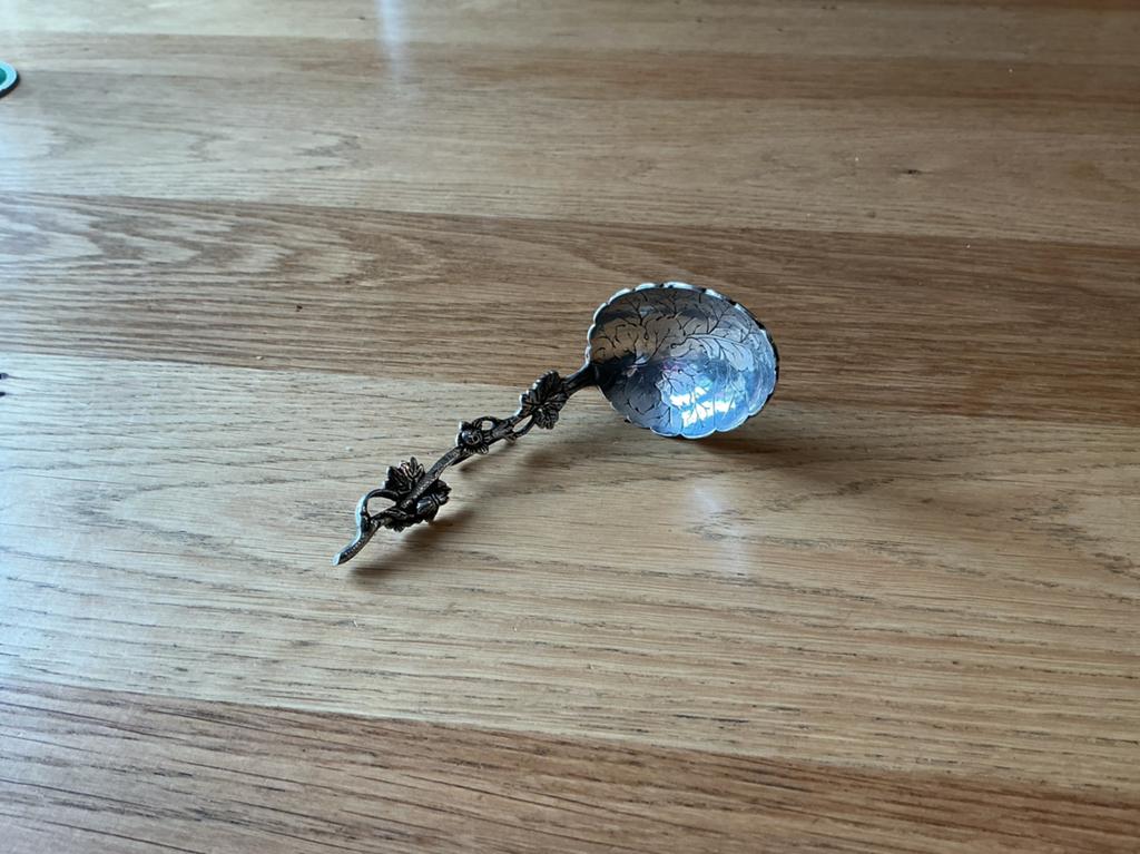 Aparte zilveren? Roomlepel met blad en bloemen., Ophalen of Verzenden, Zilver