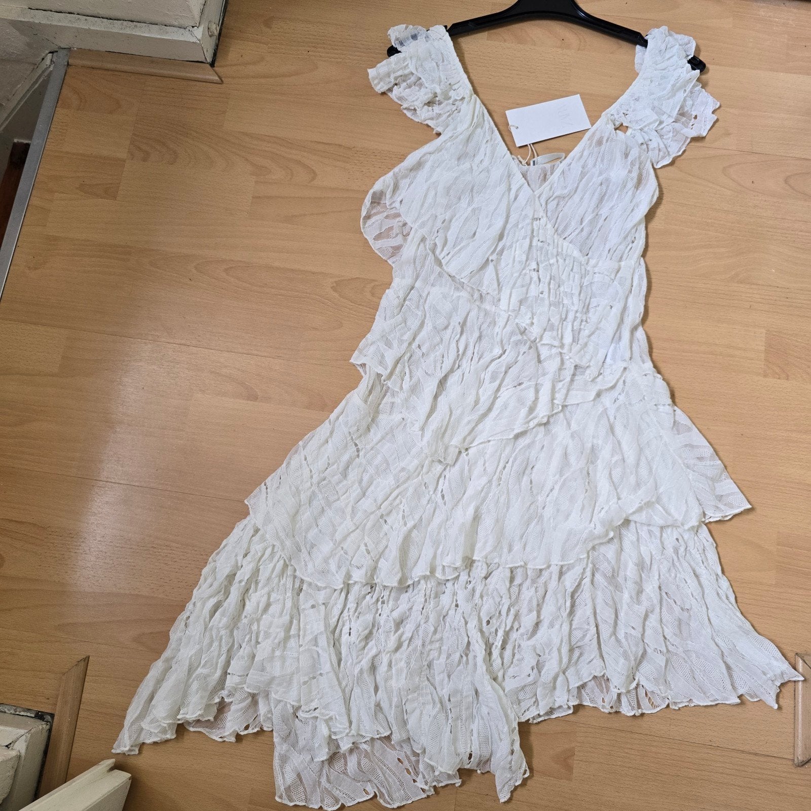 Zara zomerjurk maat M - Wit met ruches, Kleding | Dames, Jurken, Maat 38/40 (M), Nieuw, Ophalen of Verzenden, Onder de knie
