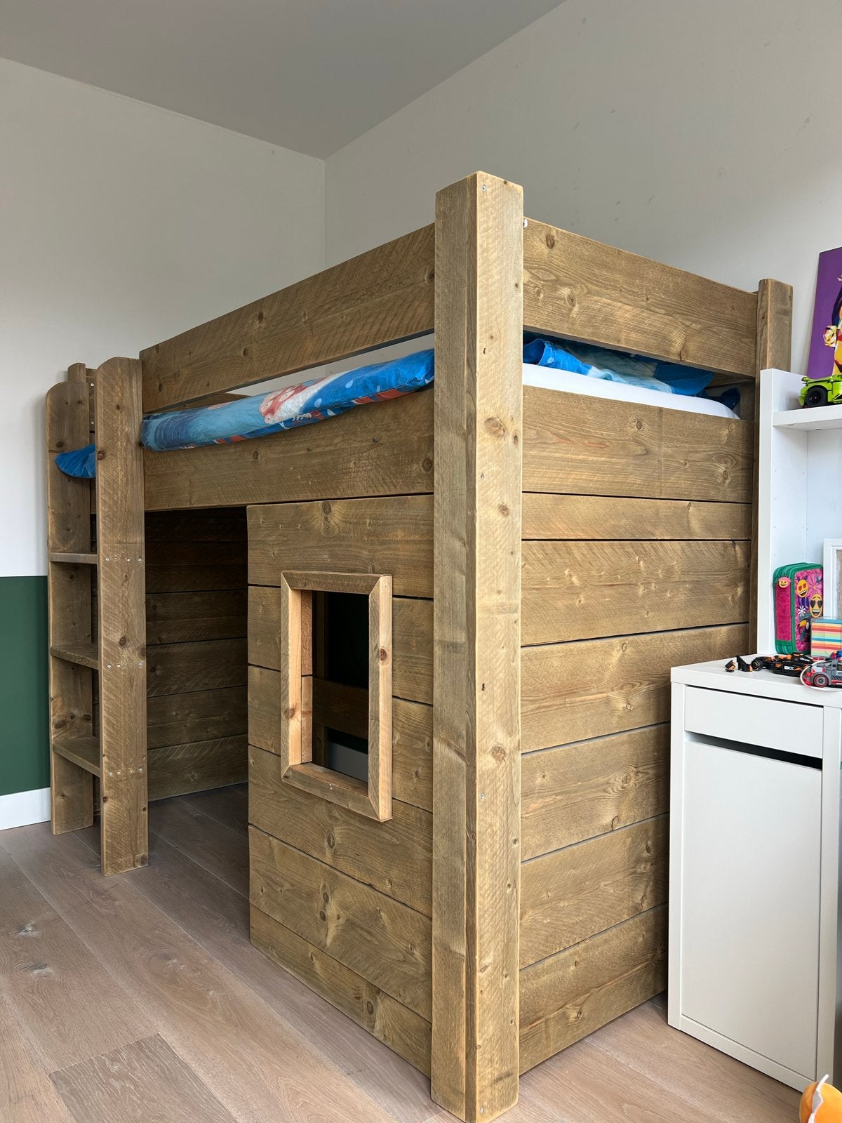 Stevig houten hoogslaper met speelhut, Ophalen, Eenpersoons, 160 tot 180 cm, Zo goed als nieuw