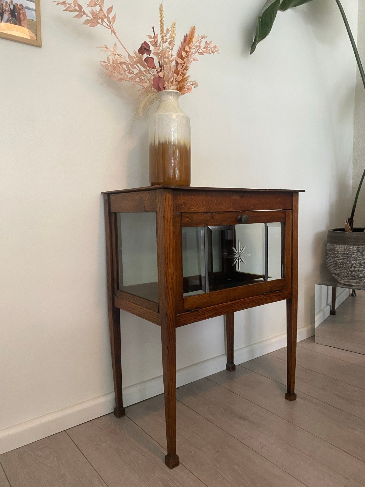 Vintage houten vitrine/drankenkast met glazen deur, Ophalen