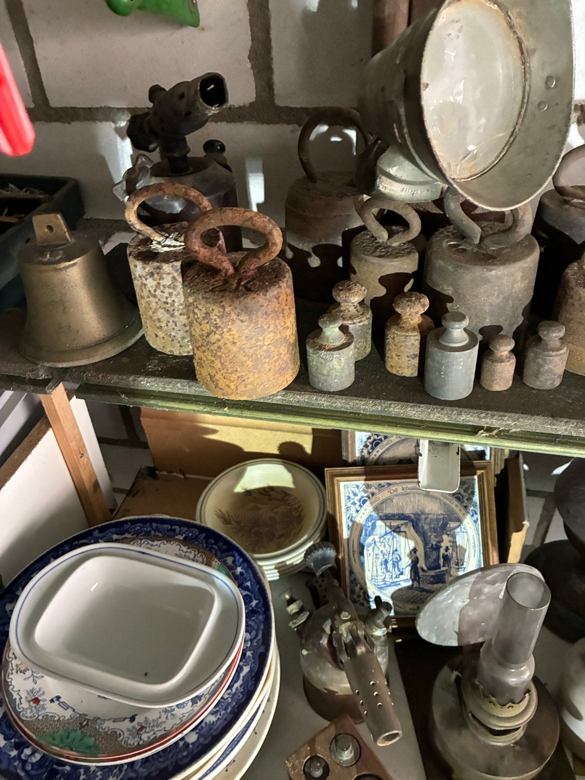 Diverse antieke verzameling: gewichten, lampen, gereedschap, Ophalen
