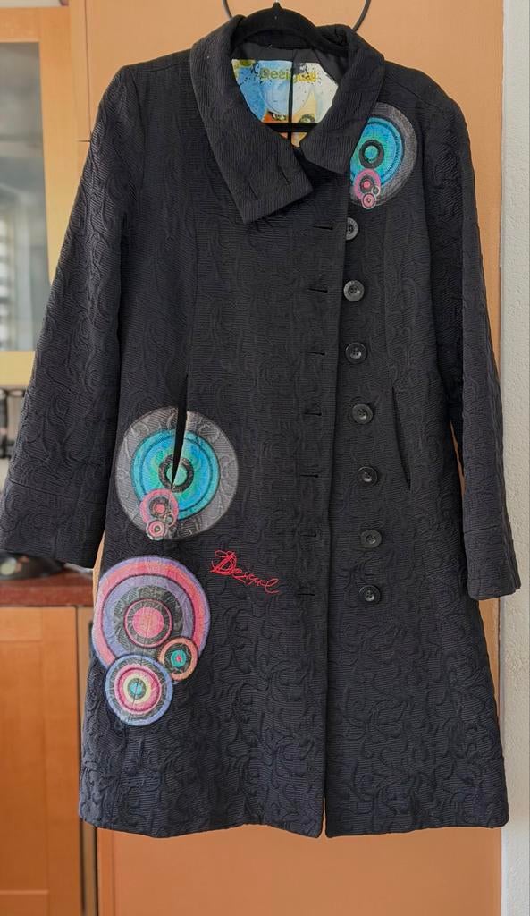 Zwarte Desigual tussenhas met kleurrijke details, Kleding | Dames, Jassen | Winter, Zo goed als nieuw, Maat 42/44 (L), Zwart, Ophalen of Verzenden