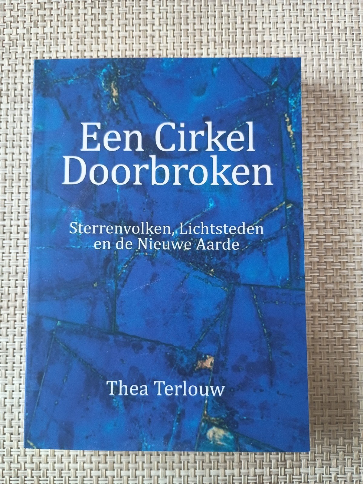 Een Cirkel Doorbroken - Thea Terlouw, Boeken, Achtergrond en Informatie, Spiritualiteit algemeen, Nieuw, Ophalen of Verzenden