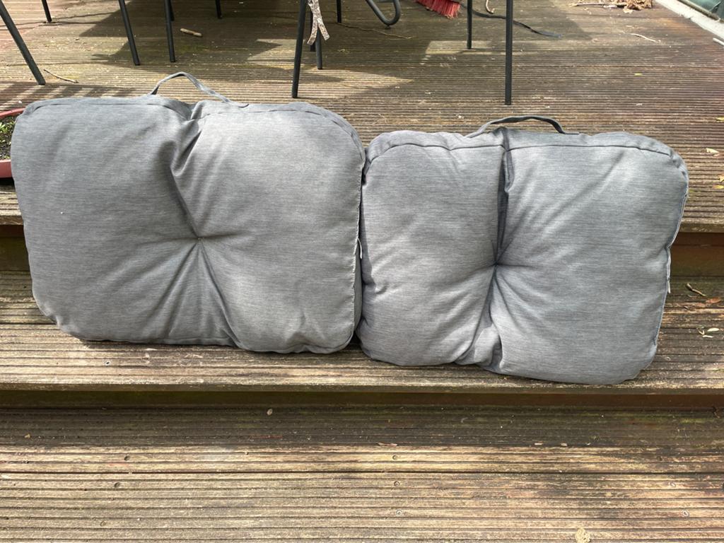 Gratis oo te halen 2 Tuinkussens Action - Grijs, Huis en Inrichting, Woonaccessoires | Kussens, Ophalen, Gebruikt, Grijs, Vierkant