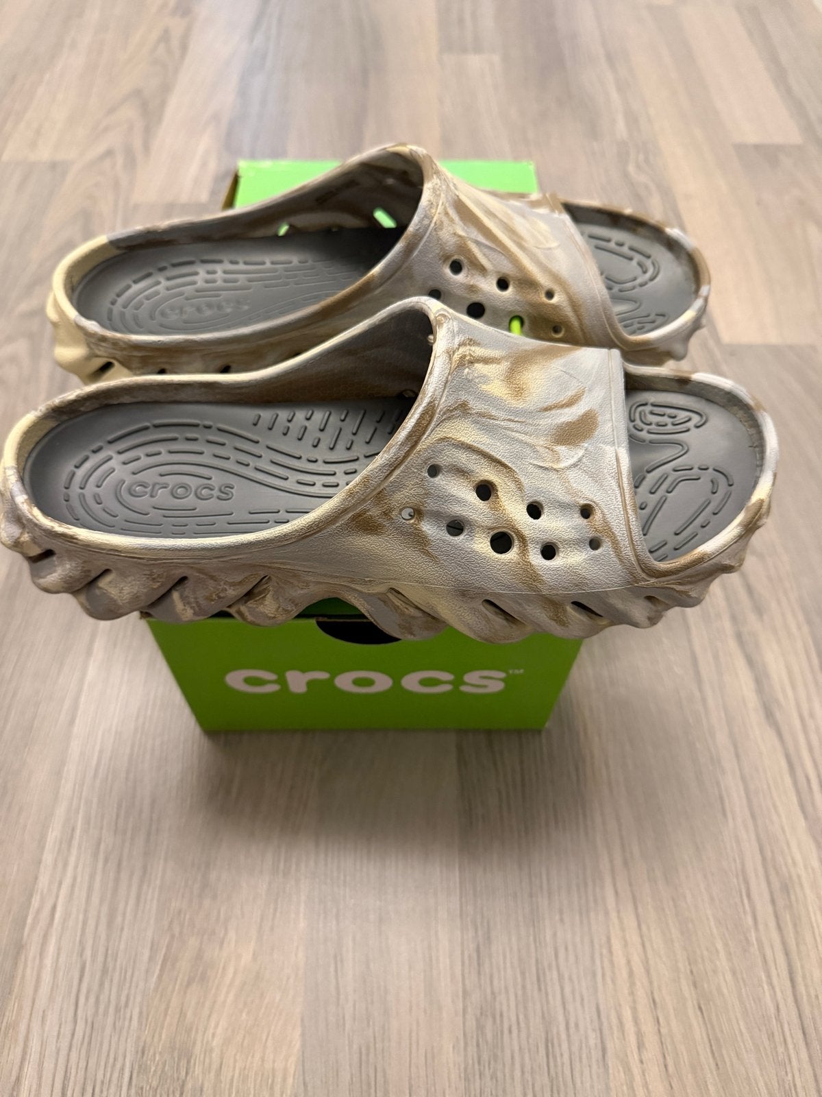 Crocs Echo Marbled Slide – Maat 39-40, Slippers, Beige, Nieuw, Ophalen of Verzenden