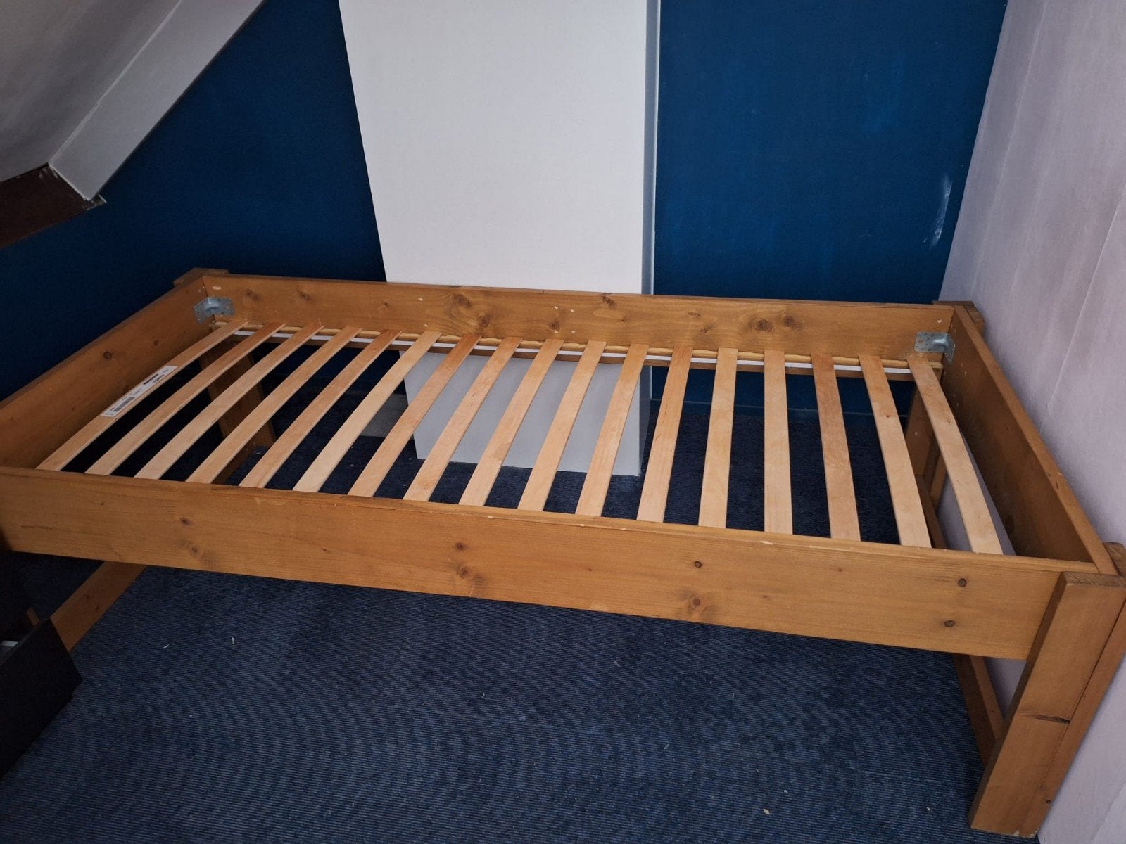 Eenpersoonsbed van steigerhout, incl. lattenbodem en matras, Ophalen, Gebruikt, Eenpersoons, Steigerhout