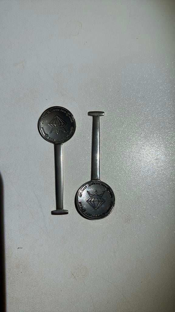 2 gegraveerde lepeltjes met diamantmotief en tekst, Ophalen of Verzenden