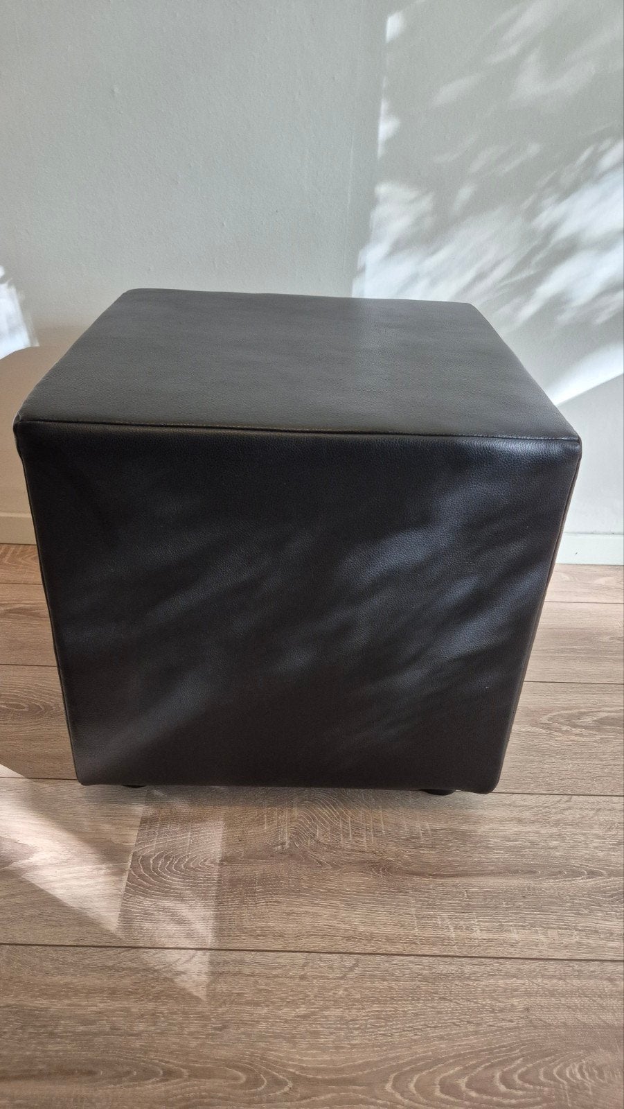 Zwarte hocker met lichte gebruikerssporen, Ophalen, Minder dan 50 cm, Gebruikt, Vierkant