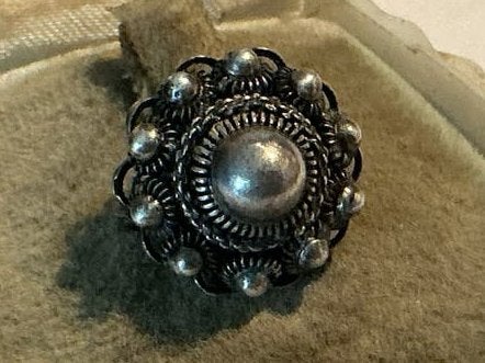 ANTIEKE BEWERKT ZILVER KNOP BROCHE VAN ZEEUWSE KLEDERDRACHT, Verzenden, Zilver, Broche