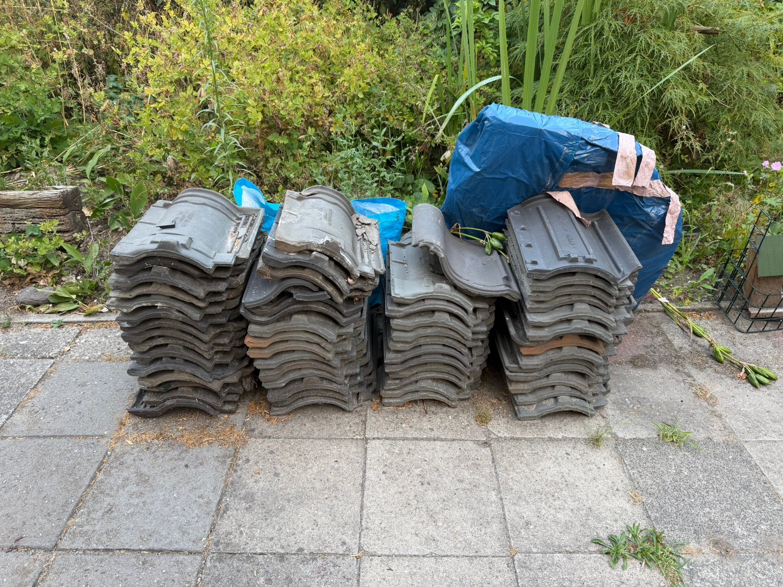Partij dakpakken GRATIS, Ophalen, Steen of Klei, Zwart, Zo goed als nieuw