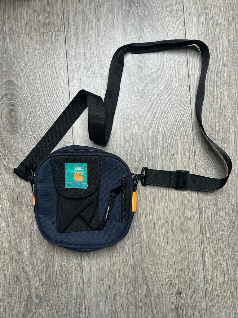 Patta x Carhartt WIP Schoudertasje - Zo goed als nieuw, Sieraden, Tassen en Uiterlijk, Ophalen of Verzenden, Zo goed als nieuw