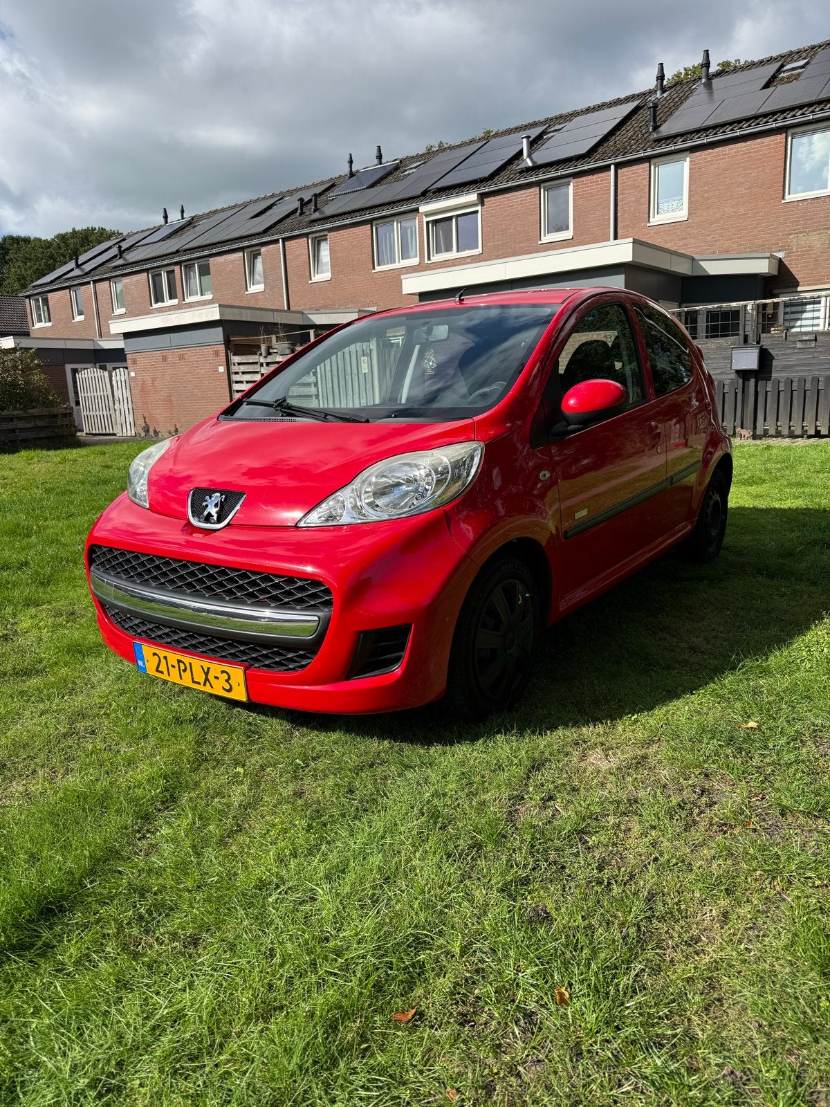 Peugeot 107 1.0 12V 5DR 2-TRONIC 2011 Rood, Auto's, 4 stoelen, 68 pk, Origineel Nederlands, Particulier