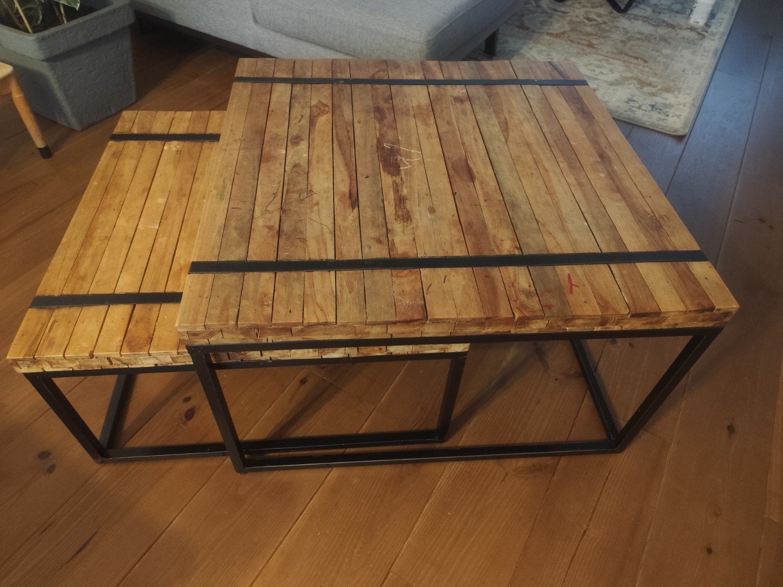 Set van 2 industriële salontafels, hout en metaal, Huis en Inrichting, Gebruikt, 50 tot 100 cm, Vierkant, 50 tot 100 cm