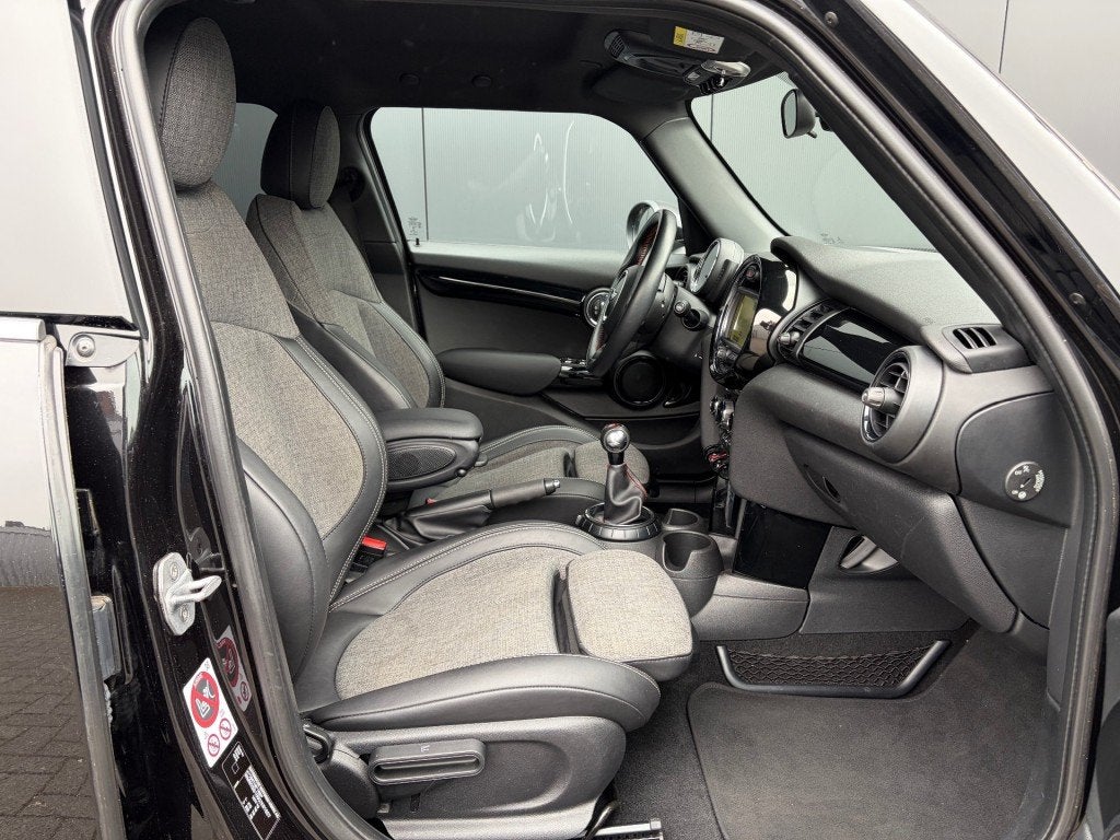 MINI Cooper 1.5 JCW pakket Leder Navi LED PDC Cruise NL-auto, 136 pk, Gebruikt, Bedrijf, Handgeschakeld