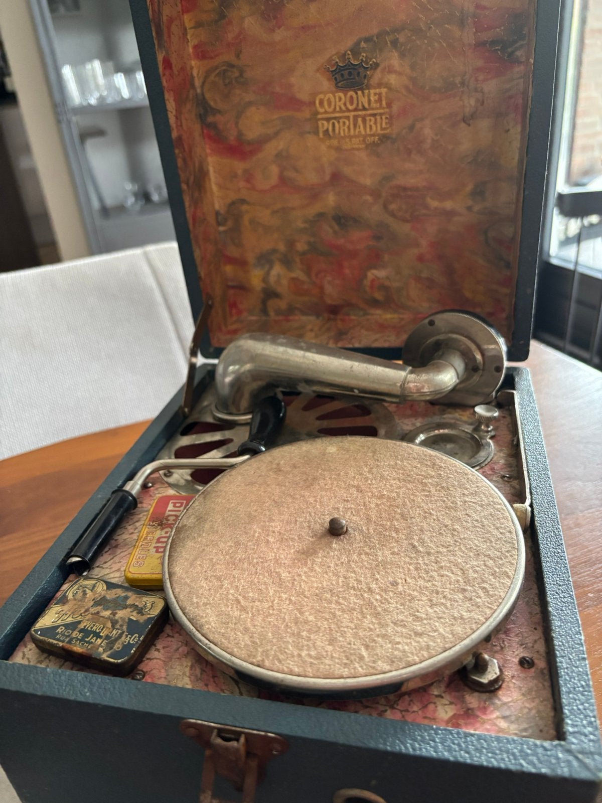 Coronet Portable antieke grammofoon, Ophalen