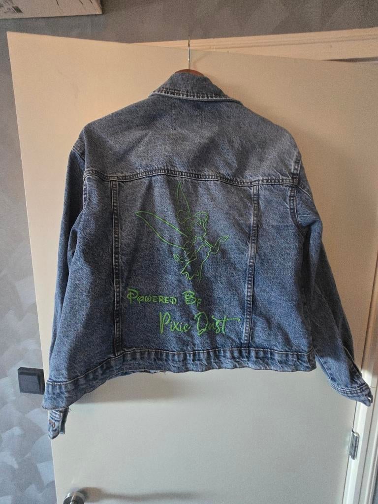 Spijkerjas met Tinkerbell borduursel, Kleding | Dames, Blauw, Overige jeansmaten, Ophalen of Verzenden, Onbekend