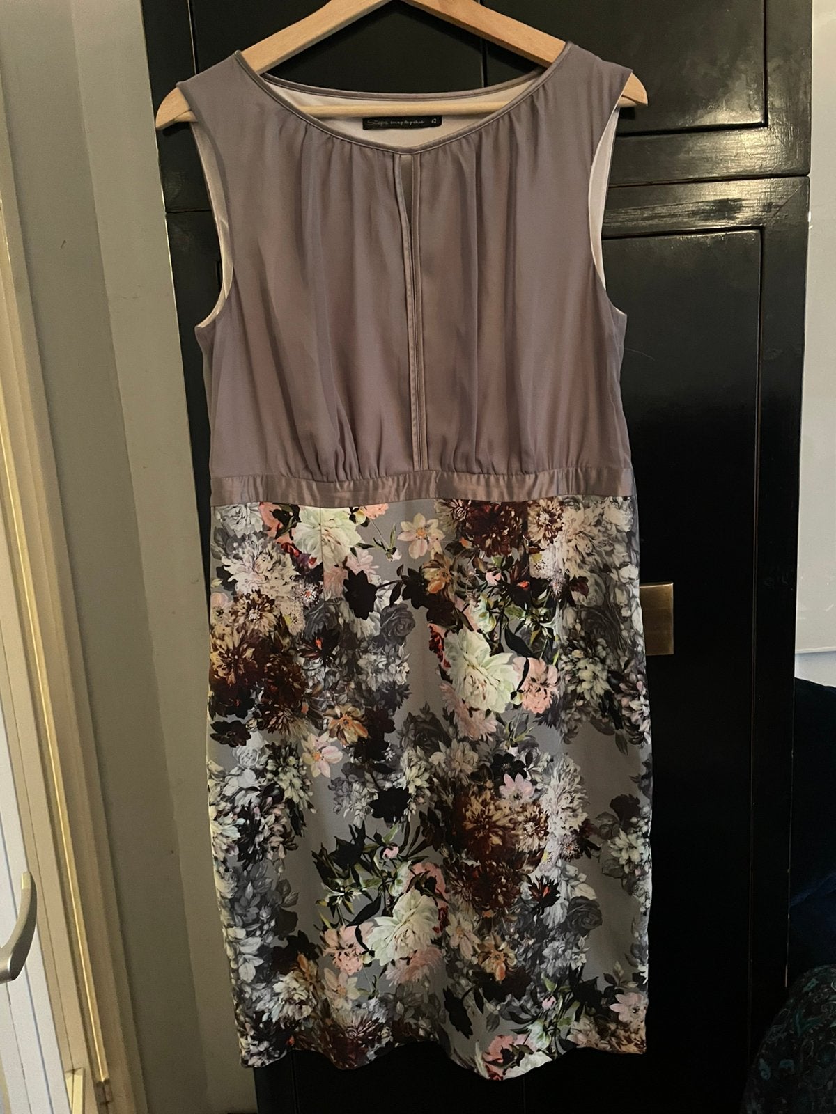 STEPS jurk grijs met bloemenrok maat 42, Kleding | Dames, Jurken, Maat 42/44 (L), Ophalen of Verzenden, Zo goed als nieuw, Knielengte