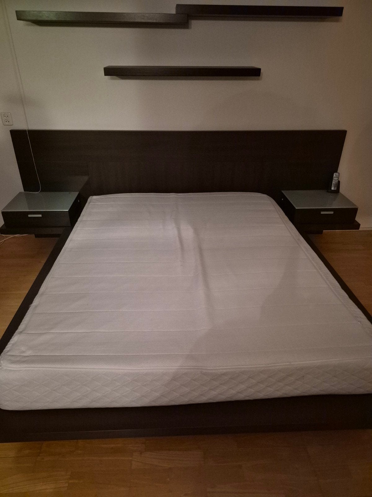 Modern tweepersoonsbed met nachtkastjes