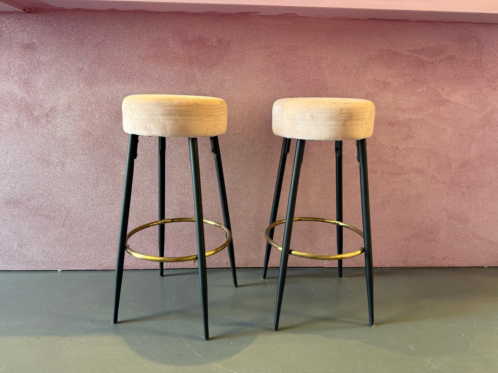 Set van 4 roze velvet barkrukken met gouden accent, Ophalen, Met voetsteun, Zo goed als nieuw, 90 cm of meer