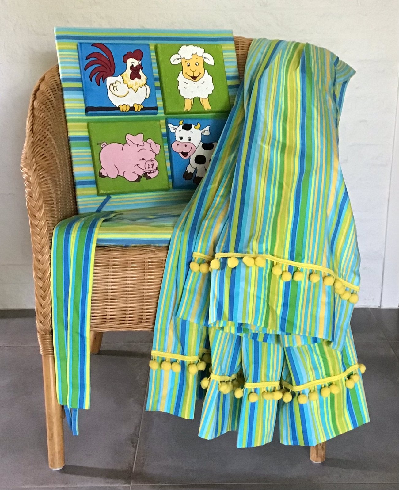 Rotan stoel, gordijnen en dierenschilderijtjes., Kinderen en Baby's, Kinderkamer | Inrichting en Decoratie, Ophalen, Gebruikt