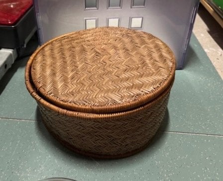Rieten mand, Huis en Inrichting, Woonaccessoires | Schalen en Manden, Gebruikt, Met deksel, Mand, Rond