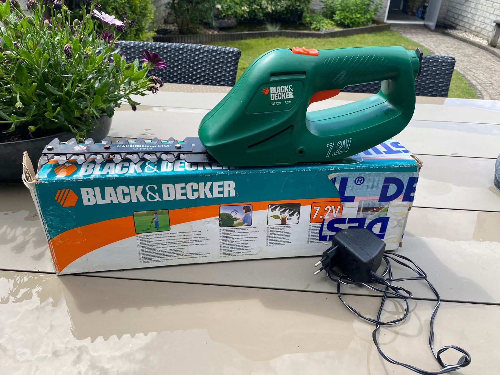 Black & Decker 7.2V Heggenschaar met Accu en Lader, Ophalen of Verzenden, Gebruikt, Accu