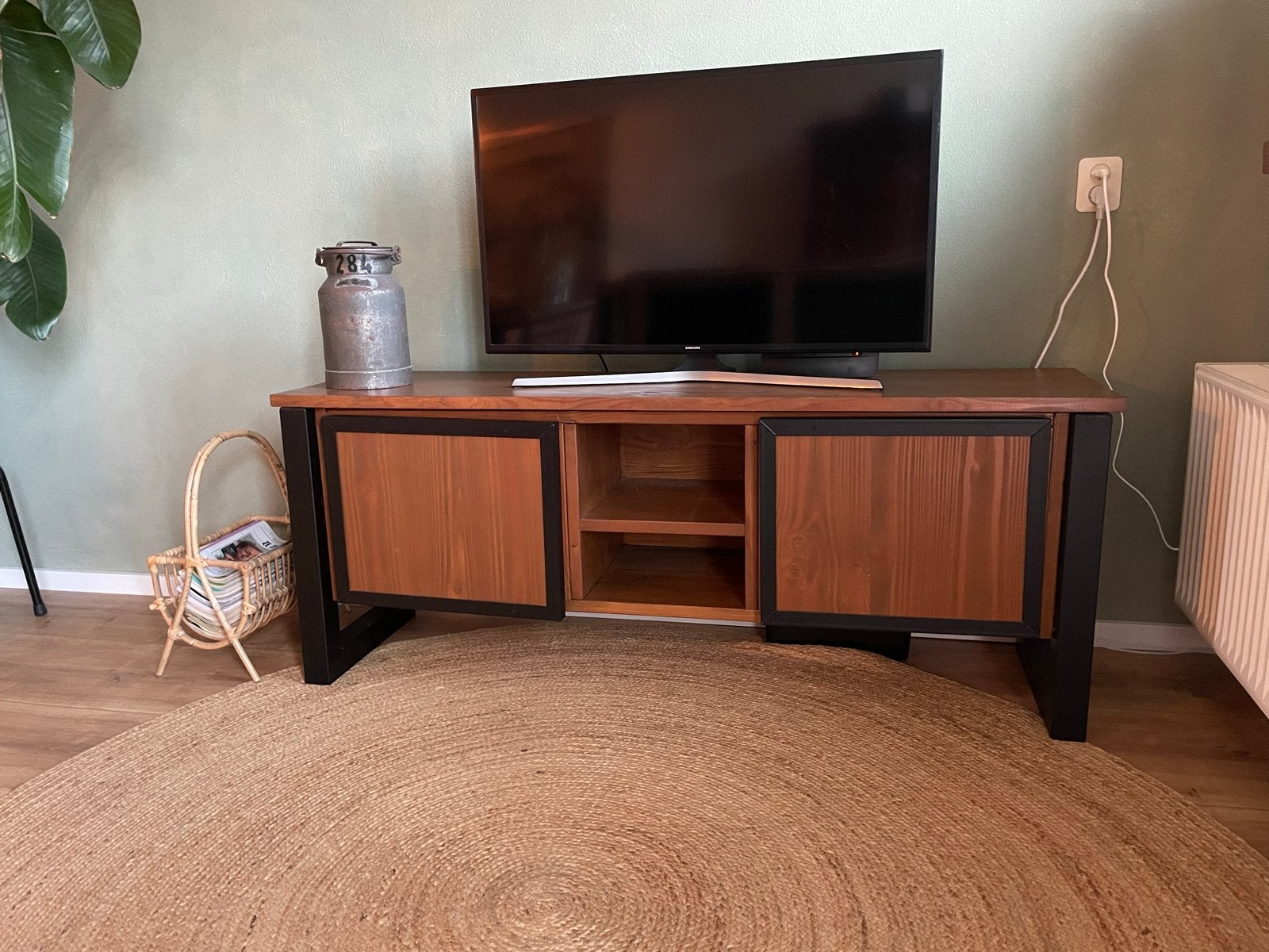 TV-meubel van steigerhout en staal, Huis en Inrichting, Kasten | Televisiemeubels, Ophalen, Gebruikt, 100 tot 150 cm, Minder dan 100 cm
