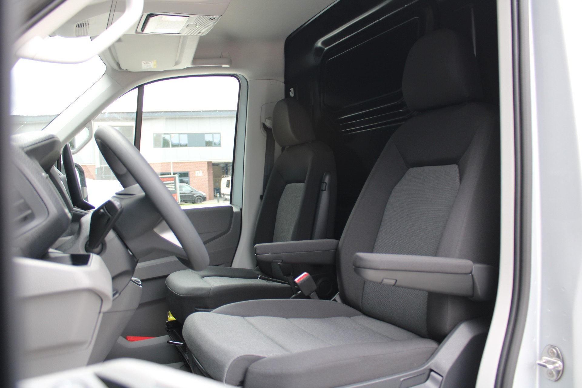 Volkswagen Crafter 30 2.0 TDI L3H3 140pk - Navigatie - DAB -, Voorwielaandrijving, Stof, 4 cilinders, Volkswagen