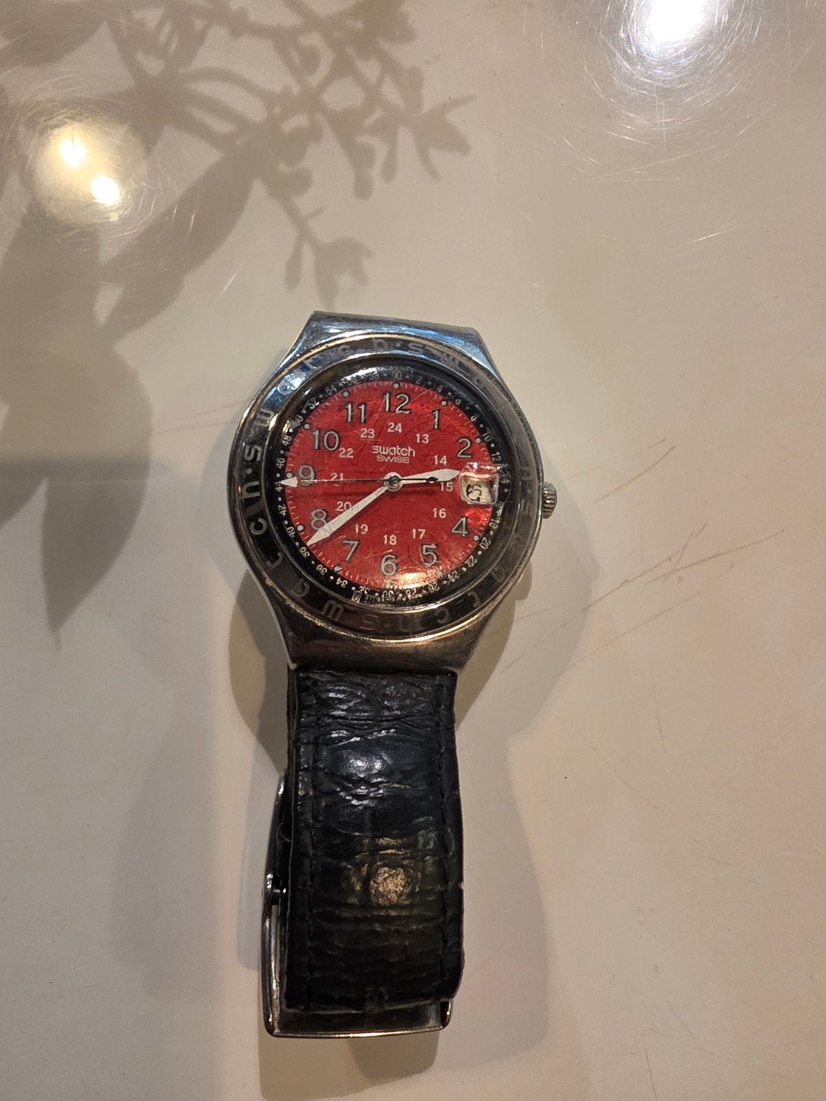 Swatch Polshorloge met Zwarte Leren Band, Sieraden, Tassen en Uiterlijk, Horloges | Dames, Ophalen of Verzenden