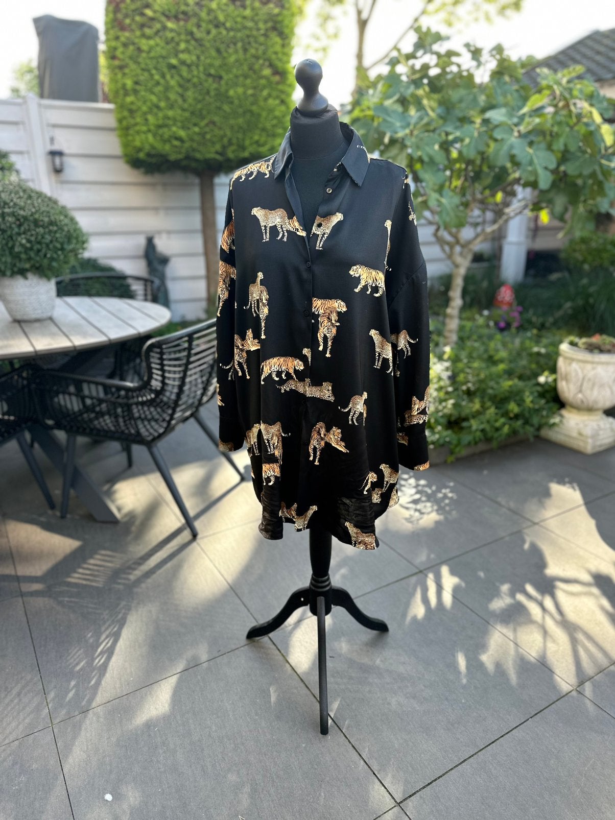 Zwarte lange blouse met tijgers, Kleding | Dames, Verzenden, Zo goed als nieuw, Maat 42/44 (L), Zwart