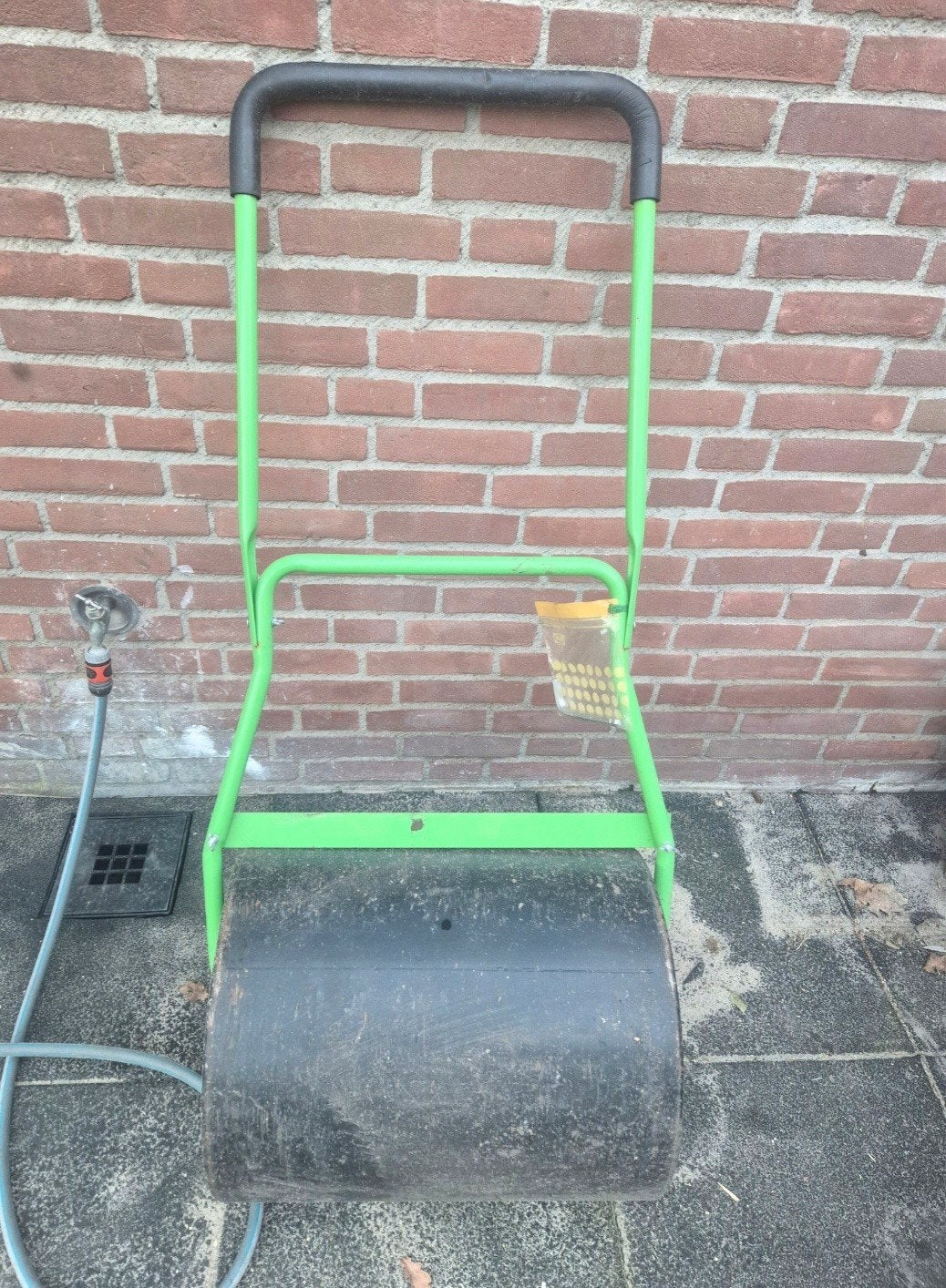 Te huur: Tuinwals voor egaliseren en aanrollen van graszoden, Ophalen