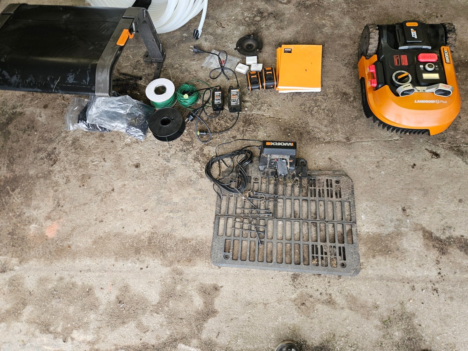 Worx Landroid Plus robotmaaier met accessoires, Cirkelmaaier, Gebruikt, Ophalen of Verzenden, Opvangbak