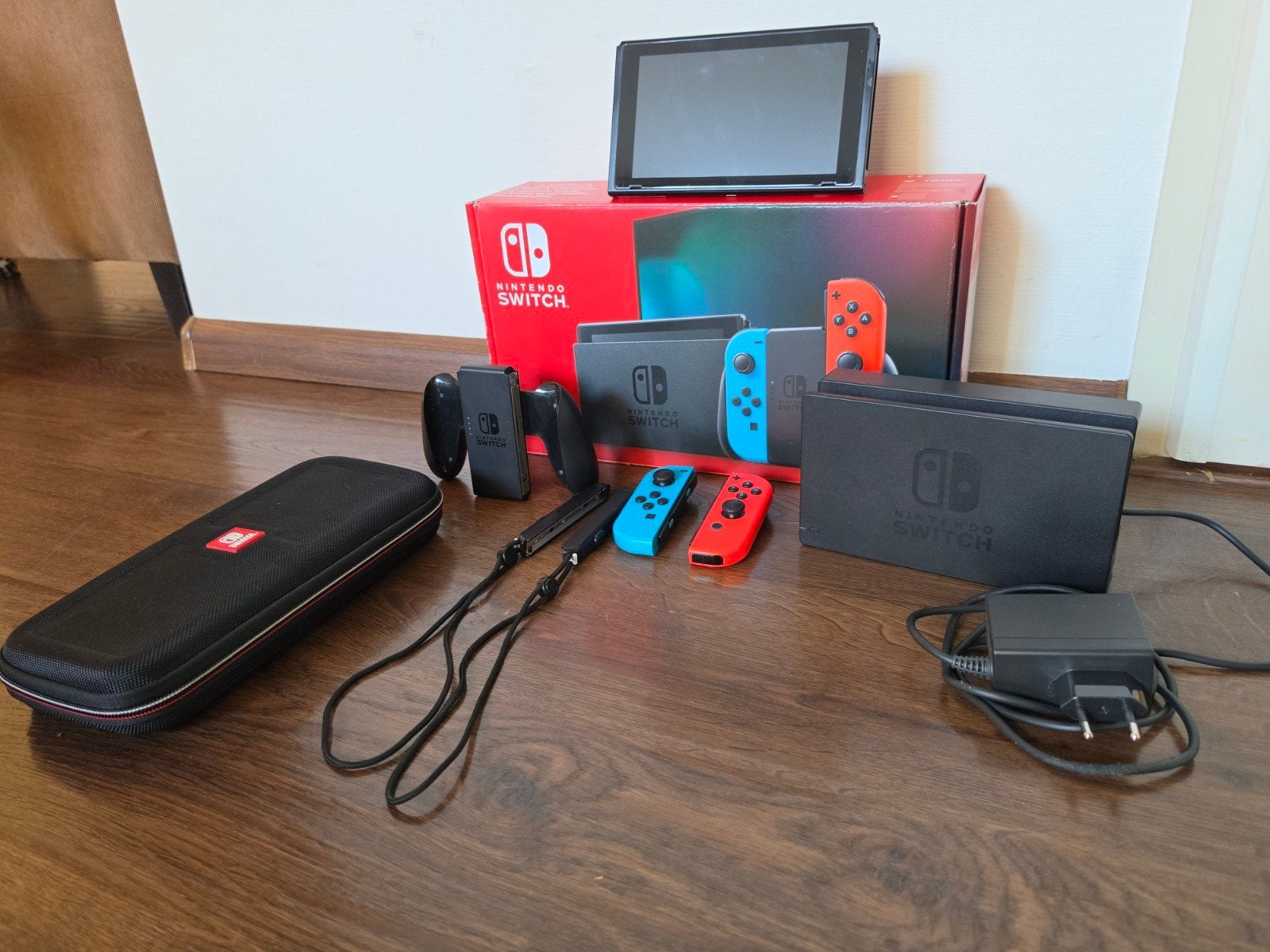 Nintendo Switch Original, controllers en carrying case, Ophalen of Verzenden, Zo goed als nieuw, Met 2 controllers, Switch Original