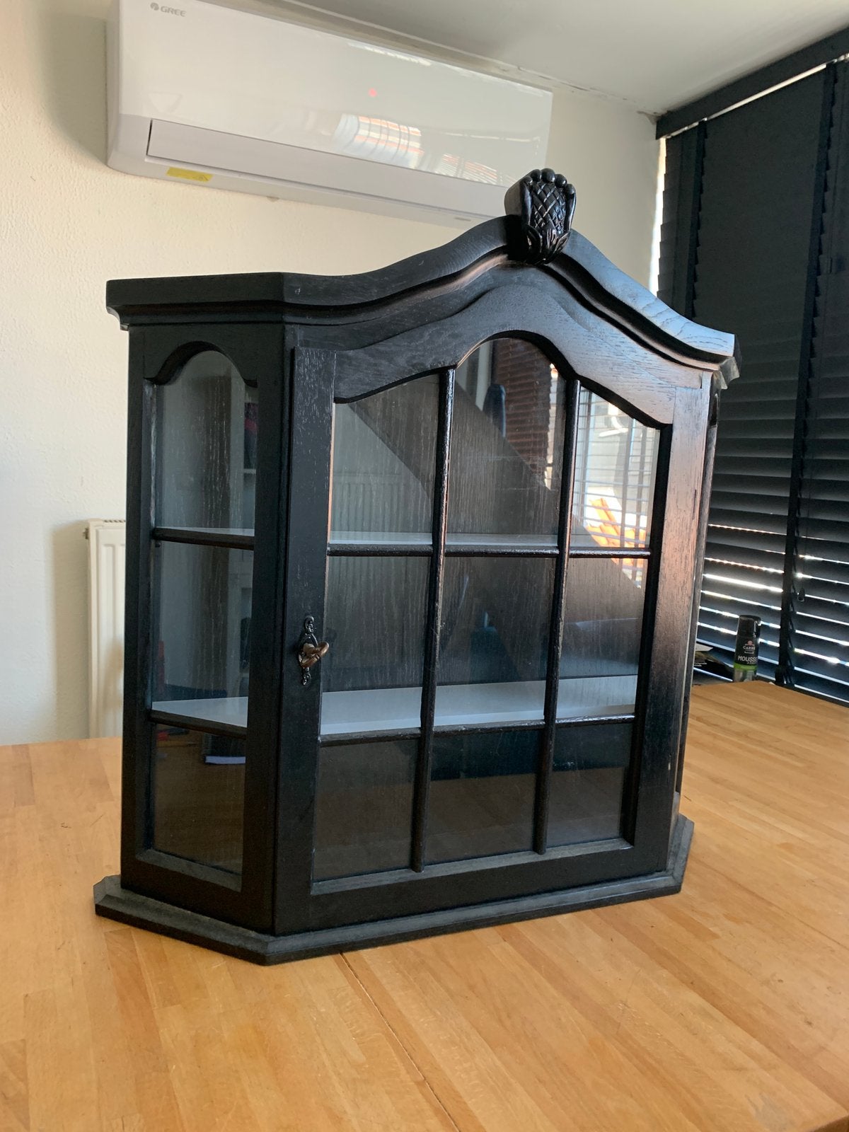 Zwart hangkastje vitrine, Huis en Inrichting, Ophalen, Gebruikt, Eikenhout, 50 tot 100 cm
