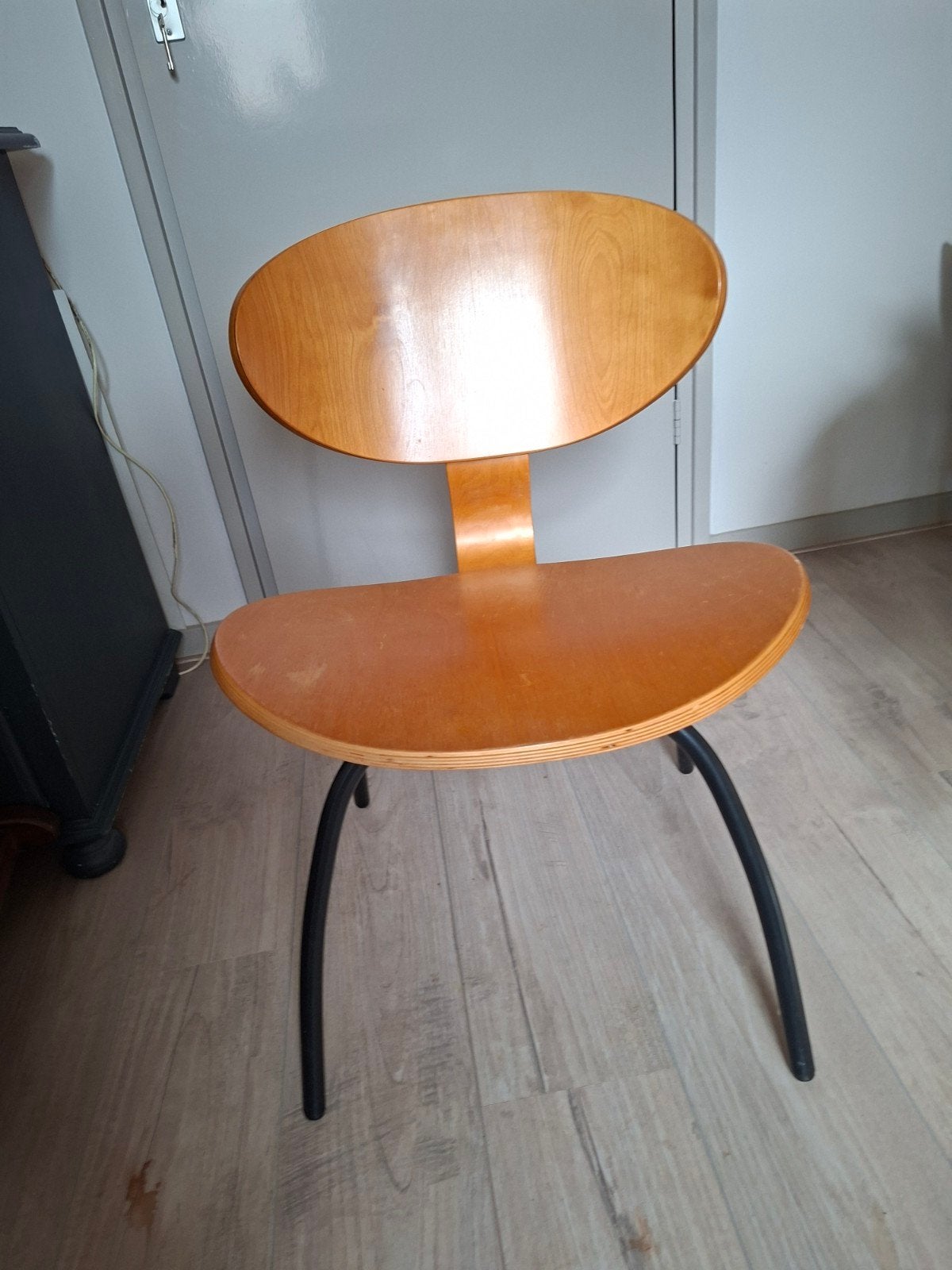Stijlvolle houten stoel met metalen poten, Huis en Inrichting, Stoelen, Gebruikt, Overige kleuren, Ophalen of Verzenden, Hout