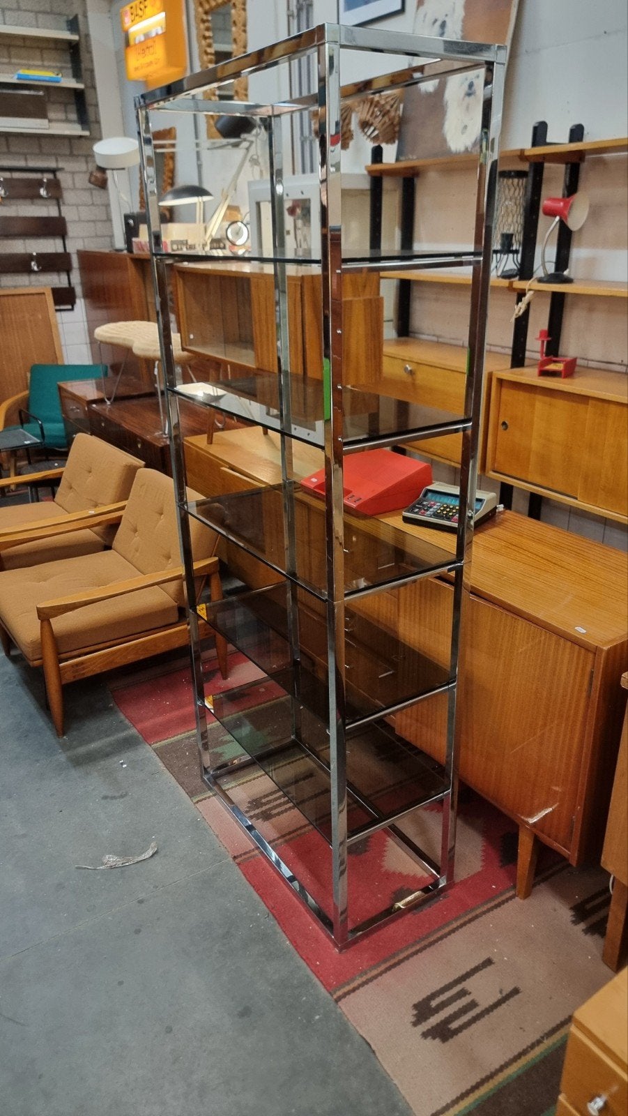 Vintage vitrinekast chroom en rookglas jaren 70, Antiek en Kunst, Antiek | Meubels | Kasten, Ophalen