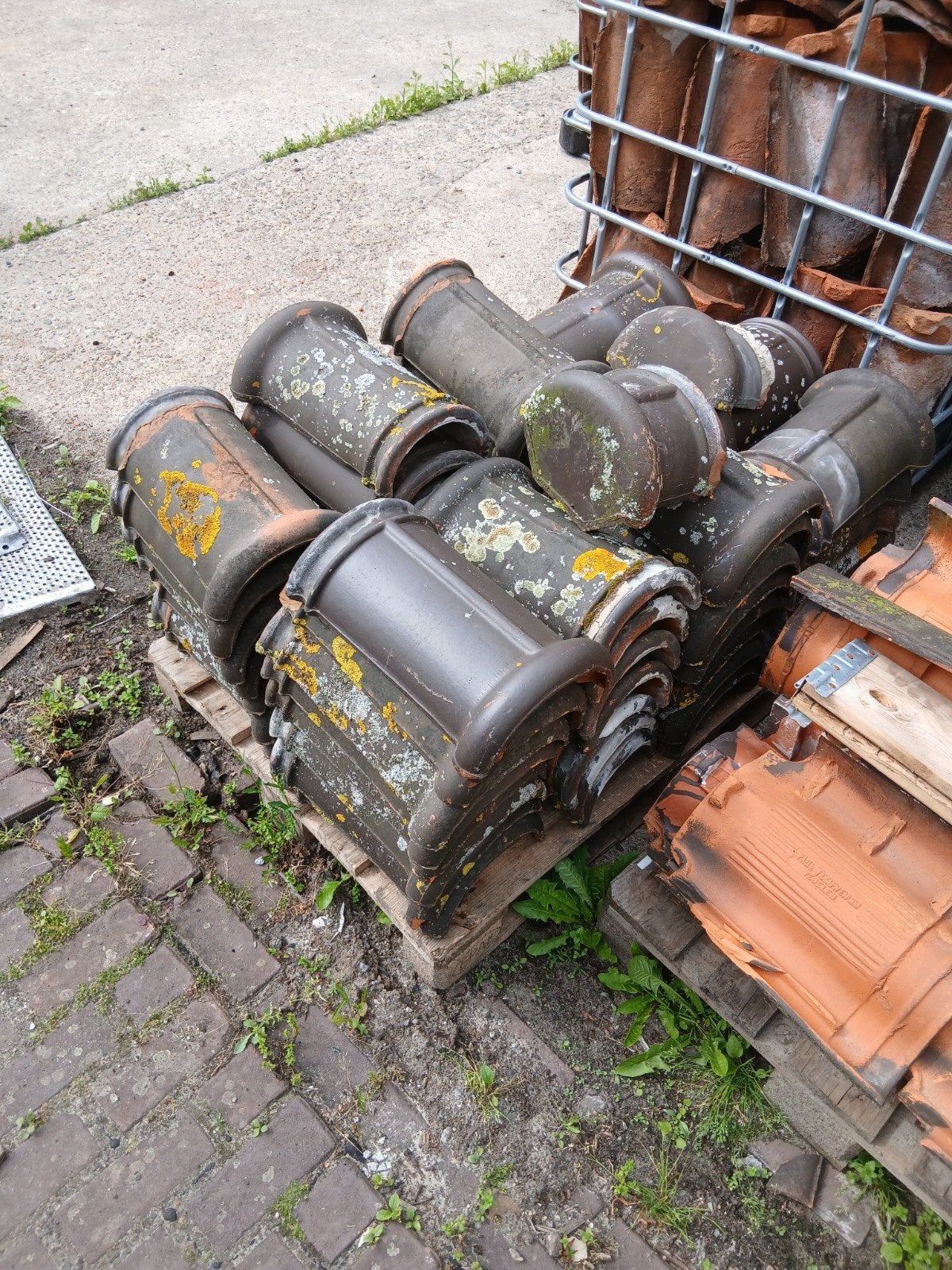 Mooie nokvorsten en gevelpannen Teeuwen, Ophalen, Gebruikt